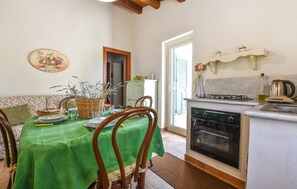 Fridge, oven, stovetop, cookware/dishes/utensils