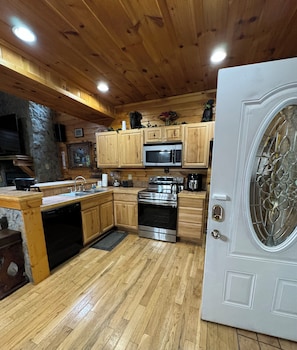 Fridge, microwave, oven, stovetop - Unique Peaceful- Romantic, private pool, fireplace, AC-WIFI, delightful Smokies! (Sevierville)