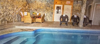 Unique Peaceful SS Cabin, private pool, fireplaces, AC/WIFI, delightful Smokies!
