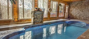 Unique Peaceful SS Cabin, private pool, fireplaces, AC/WIFI, delightful Smokies!