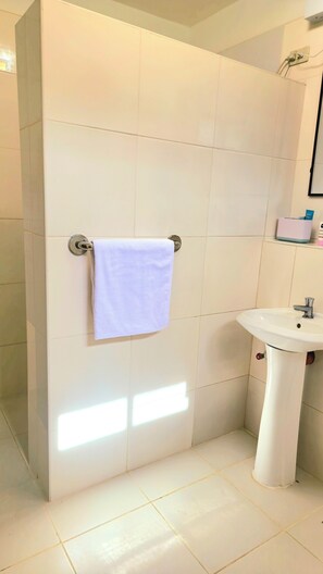 Suihku, hiustenkuivaaja, pyyhkeet, saippua