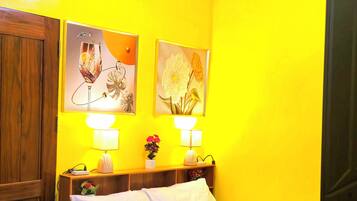 1 Schlafzimmer, Zimmersafe, Schreibtisch, Bügeleisen/Bügelbrett