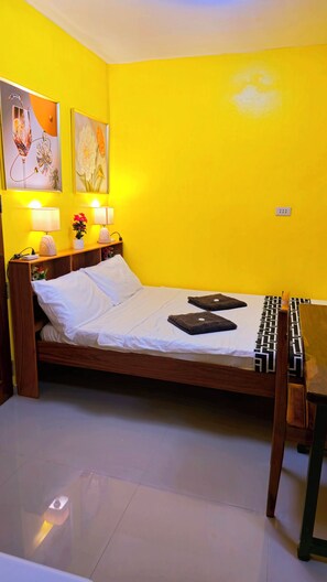 1 makuuhuone, tallelokero huoneessa, työpöytä, silitysrauta/-lauta