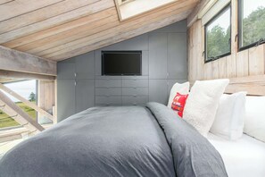 Desk, iron/ironing board, WiFi, bed sheets