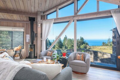 Architectural Treasure | Private Hot Tub!