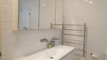 Secadora de cabello, bidet, toallas, jabón