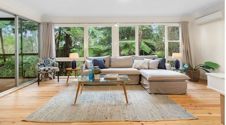 Living area. Lake view, Forest home