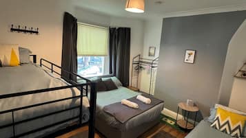 Vierpersoonskamer, niet-roken | Luxe beddengoed, gratis wifi, beddengoed