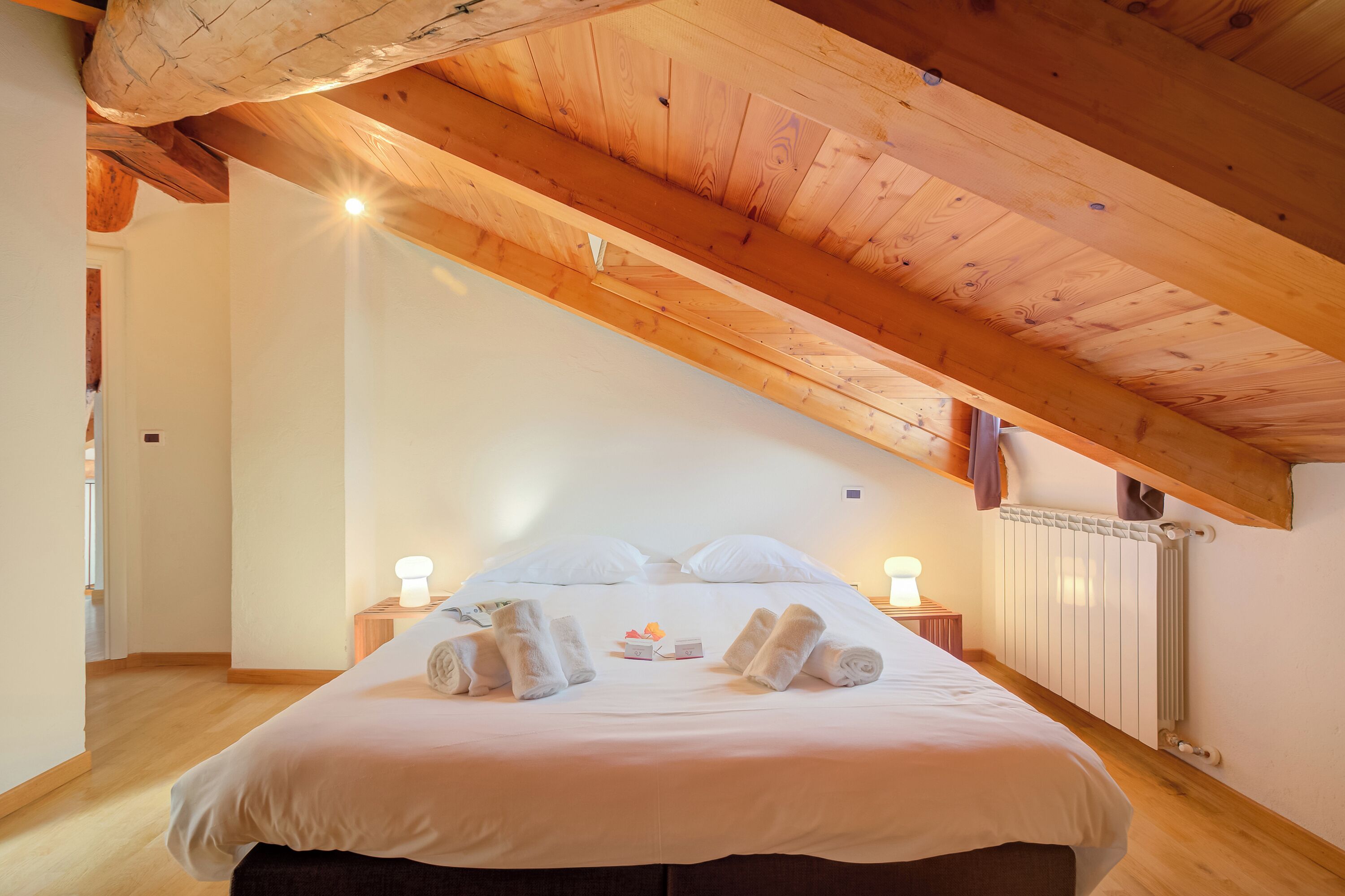 家庭公寓, 多间卧室, 双浴室 (Sunny Penthouse) | 2 多间卧室、笔记本电脑工作区、免费 WiFi、床单