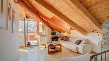 Apartamento família, 2 quartos, 2 banheiros (Sunny Penthouse) | Área de estar | TV 21 polegadas com canais a cabo