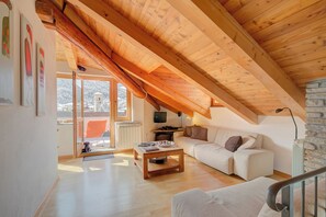 Familienapartment, 2 Schlafzimmer, 2 Bäder (Sunny Penthouse) | Wohnbereich