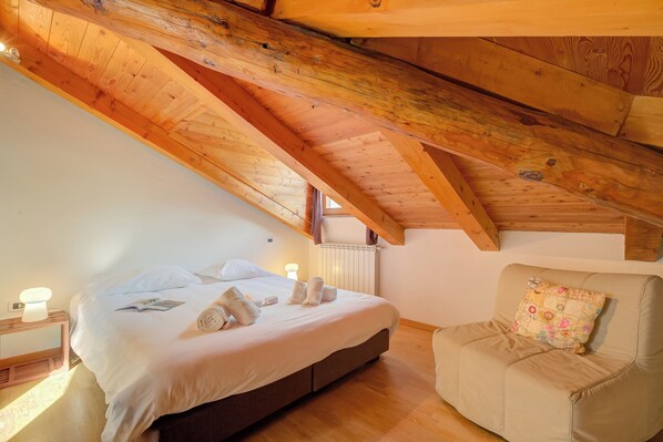 Perhehuoneisto, useita makuuhuoneita, 2 kylpyhuonetta (Sunny Penthouse) | 2 makuuhuonetta, kannettavalle tietokoneelle sopiva työtila