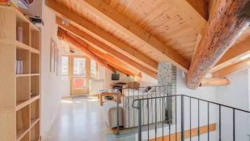 Apartamento família, 2 quartos, 2 banheiros (Sunny Penthouse) | Sala de estar | TV 21 polegadas com canais a cabo