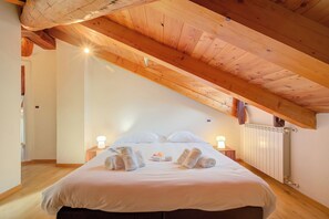 2 bedrooms, laptop workspace, free WiFi, bed sheets - Sunny Penthouse (Oulx)