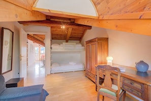 Căn hộ dành cho gia đình, nhiều phòng ngủ, 2 phòng tắm (Sunny Penthouse) | 2 phòng ngủ, khu vực làm việc phù hợp cho laptop