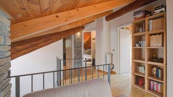 Family Apartment, Multiple Bedrooms, 2 Bathrooms (Sunny Penthouse) | Living room | 21-inch TV with cable channels