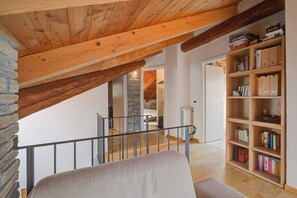 Family Apartment, Multiple Bedrooms, 2 Bathrooms (Sunny Penthouse) | Living room | 21-inch TV with cable channels - Sunny Penthouse (Oulx)