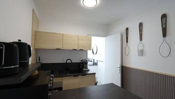 Réfrigérateur, micro-ondes, four, plaque de cuisson