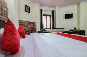 Meja kerja, ruang kerja ramah laptop, dan Wi-Fi gratis