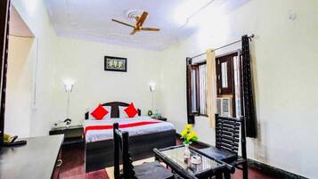 Deluxe Room | Desk, laptop workspace, free WiFi