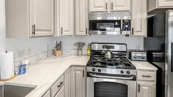 ثلاجة، ميكروويف، فرن، موقد طهي مسطح