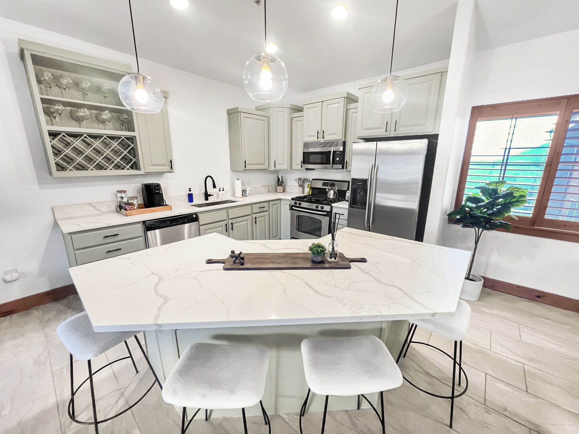 Réfrigérateur, four à micro-ondes, un four, surface de cuisson