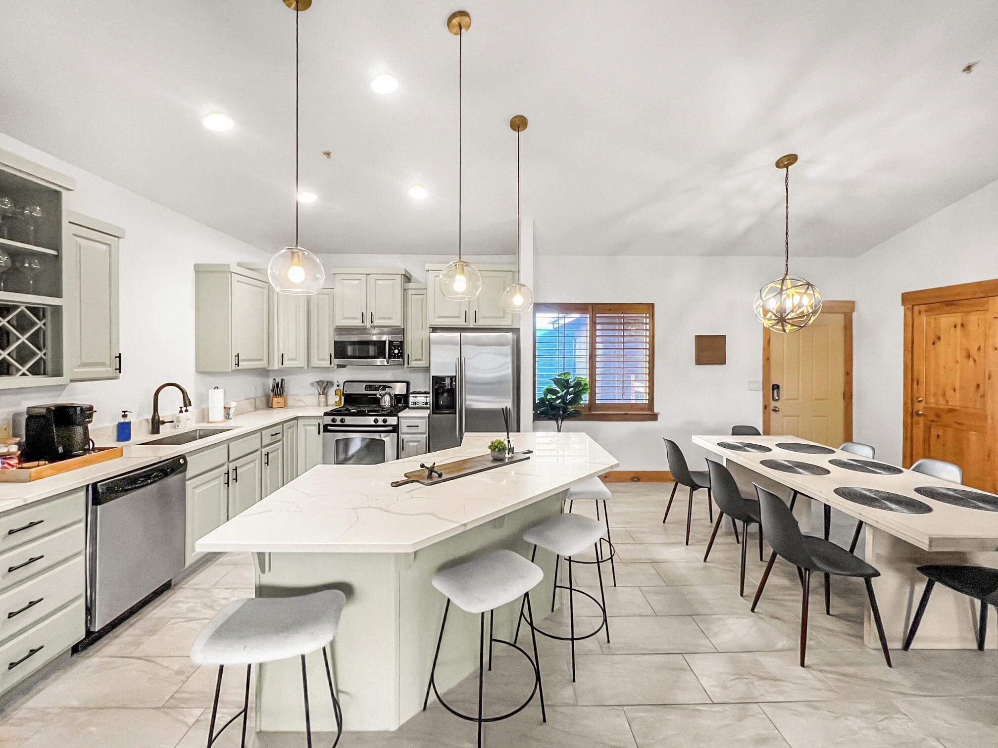 Réfrigérateur, four à micro-ondes, un four, surface de cuisson