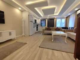 Villa, Göl Manzaralı | Oturma alanı | Uydu yayını kanalları bulunan 45 inç akıllı televizyon, ısıtmalı zemin 