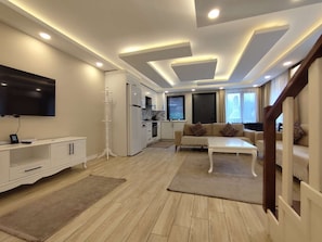 Villa, 2 Schlafzimmer, Seeblick | Wohnbereich | 45-Zoll-Smart-TV mit Satellitenempfang