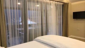 Villa, 2 Bedrooms, Lake View | Premium bedding, soundproofing, free WiFi, bed sheets