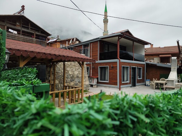 Villa, 2 Bedrooms, Lake View | Premium bedding, soundproofing, free WiFi, bed sheets - Garden House Uzungöl (Çaykara)