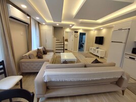 Villa, Göl Manzaralı | Oturma alanı | Uydu yayını kanalları bulunan 45 inç akıllı televizyon, ısıtmalı zemin 