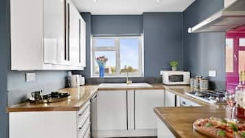 Apartamento | Cozinha privada | Geladeira, micro-ondas, fogão, cooktop