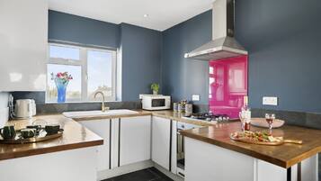 Apartamento | Cozinha privada | Geladeira, micro-ondas, fogão, cooktop