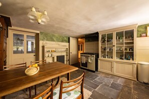 House | 5 bedrooms, desk, Internet