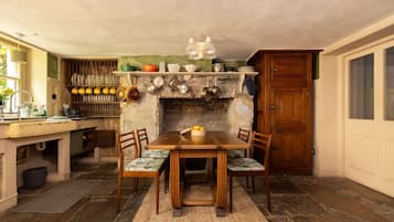 House | 5 bedrooms, desk, Internet