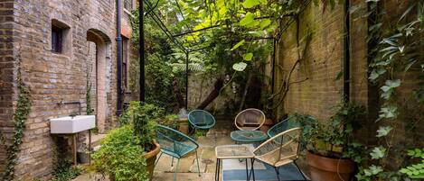 5 bedrooms, desk, Internet