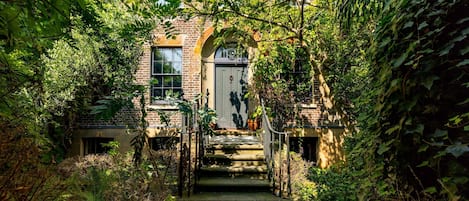 House | 5 bedrooms, desk, Internet