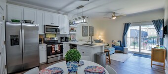 Elegant Elephant-New Listing! Book for Football season! Walk to Stadium!