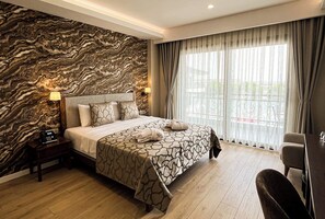 Dobbeltrom – superior, sjøutsikt | Minibar, safe på rommet, skrivebord og skrivebord for bærbar PC