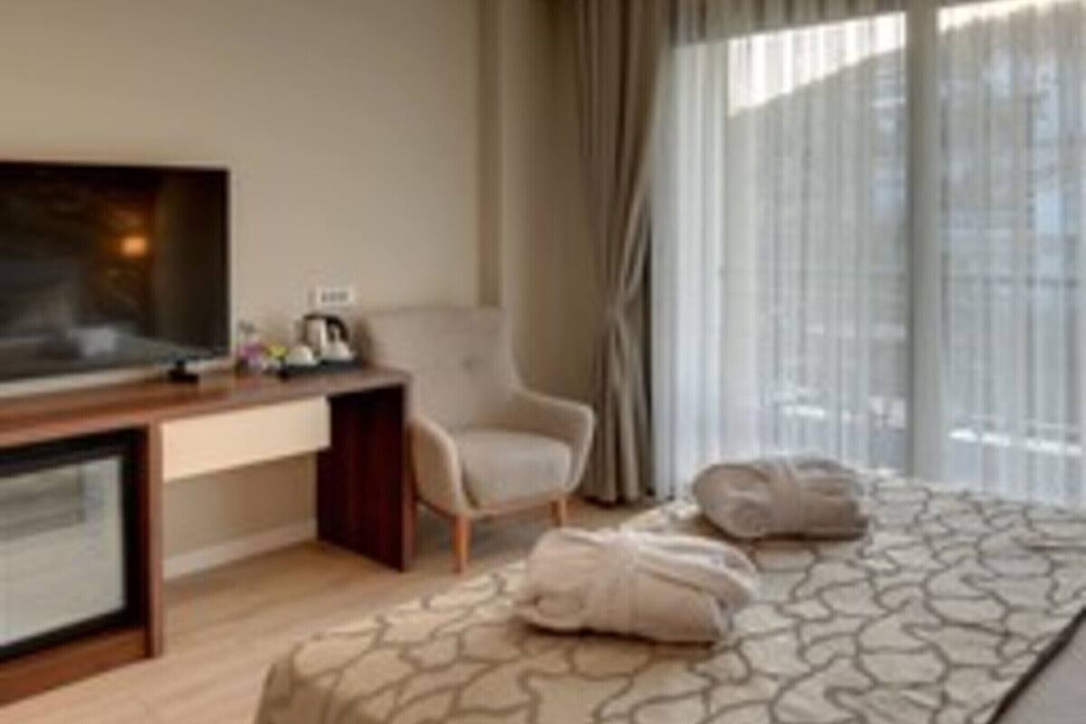 Minibar, coffres-forts dans les chambres, bureau