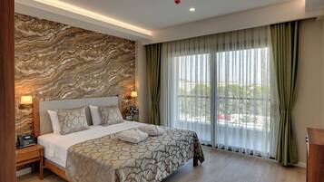 Grand-Suite, Balkon, Meerblick | Minibar, Zimmersafe, Schreibtisch, laptopgeeigneter Arbeitsplatz