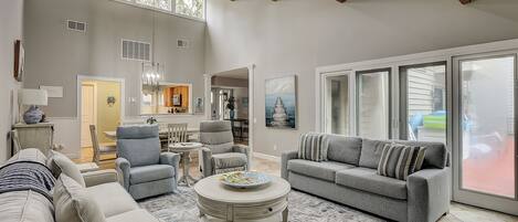 Smart-tv, een open haard en een kantoor