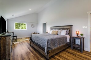 5 bedrooms, desk, iron/ironing board, travel crib - PRIME dates available!! Super Low Pricing-Luxury Mountain Home - Sleeps 14, (McGaheysville)