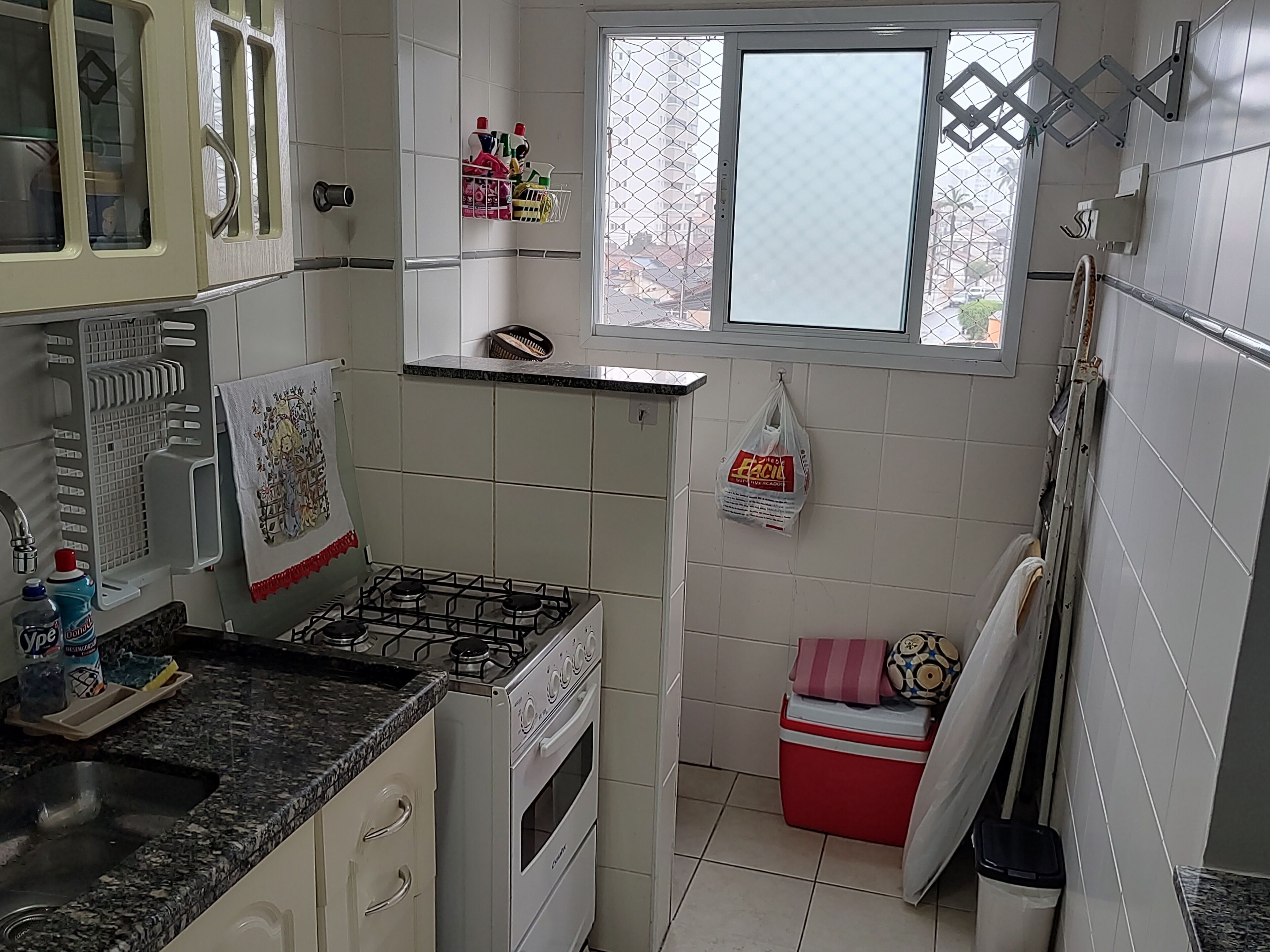 Geladeira, micro-ondas, cooktop, torradeira