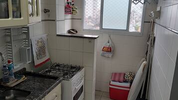 Geladeira, micro-ondas, cooktop, torradeira