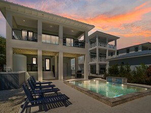 A heated pool - Paradise Palms~ Waterfront Oasis w/ 40' Dock, Pool, Open Water Views! (Marathon)