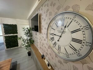 Interior - Xtra 4-bedroom apartment in London with WiFi (London)