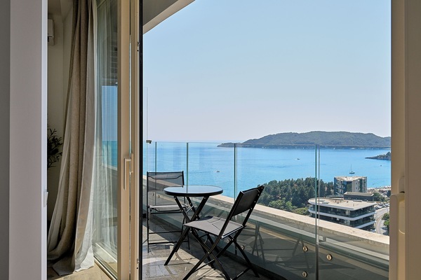 Superior Apartment | In-room safe, blackout drapes, soundproofing