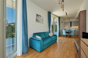 Panoramic Apartment | Living area | 40-inch flat-screen TV with digital channels, heated floors - Skyline Resort  (Becici)